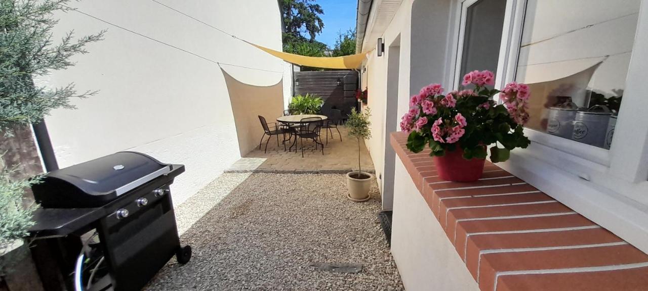 Villa Le Dionysien *** Saint-Denis-de lʼHôtel Esterno foto