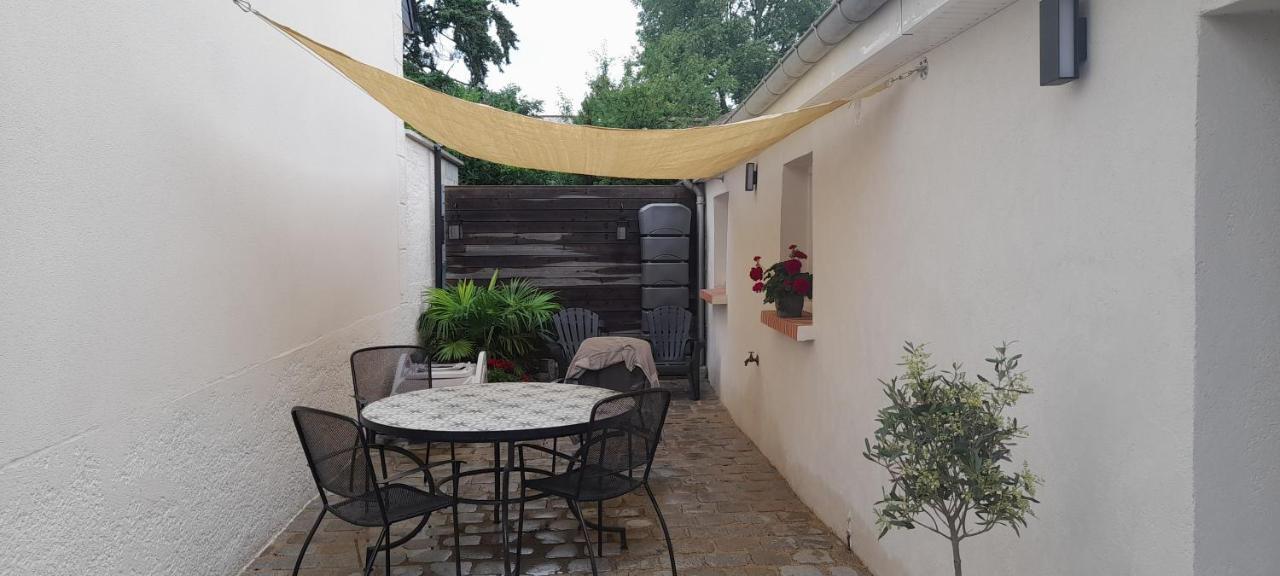 Villa Le Dionysien *** Saint-Denis-de lʼHôtel Esterno foto